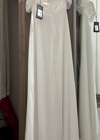 Kayık yaka drapeli yırtmaçlı uzun simli abiye - Görsel 4