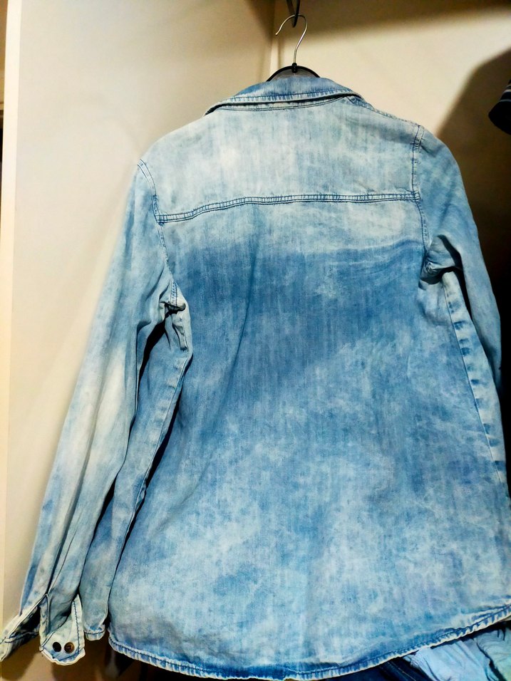 Düğmeli Batik Desenli Mavi Denim Kadın Gömlek - Görsel 4