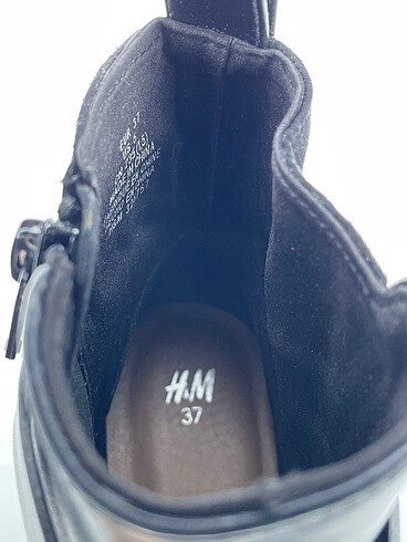 37 Beden siyah Renk H&M Bot %70 İndirimli.