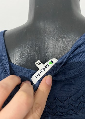 Düğmeli V Yakalı Kısa Kollu Mavi Bluz - Görsel 4