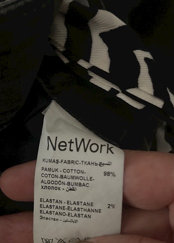 Network marka Siyah Zebra Desenli Kemerli Kadın Mini Denim Şort - Görsel 3