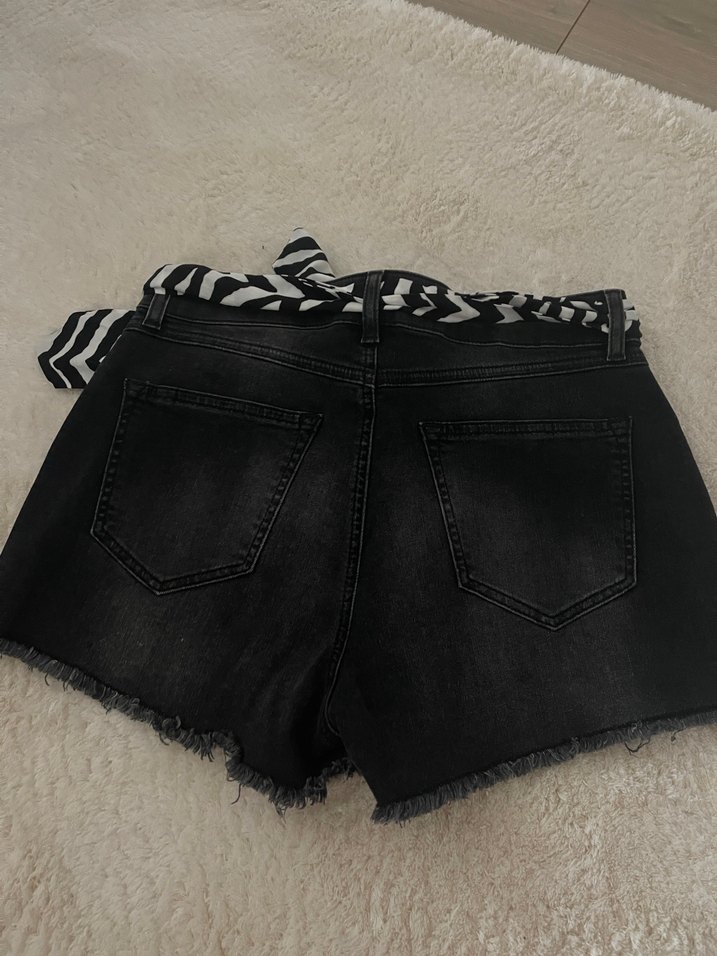 Network marka Siyah Zebra Desenli Kemerli Kadın Mini Denim Şort - Görsel 2