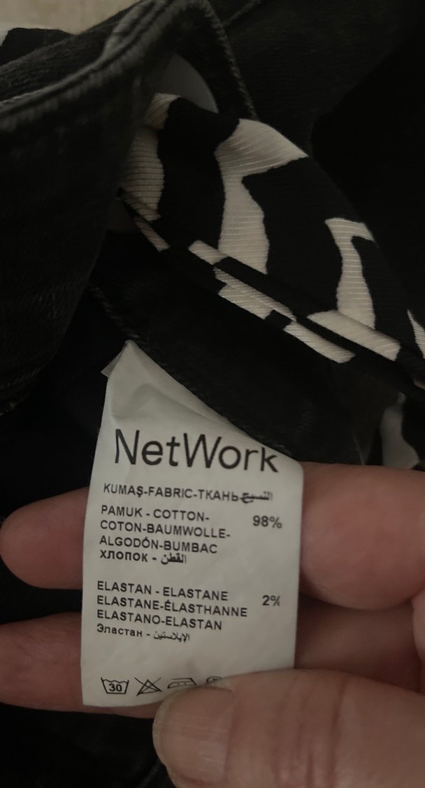 Network marka Siyah Zebra Desenli Kemerli Kadın Mini Denim Şort - Görsel 3