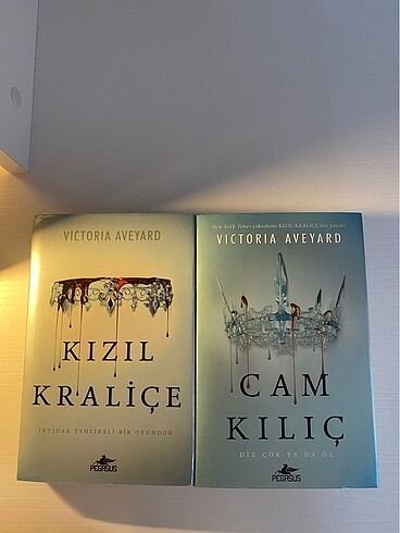 Kızıl kraliçe cam kılıç