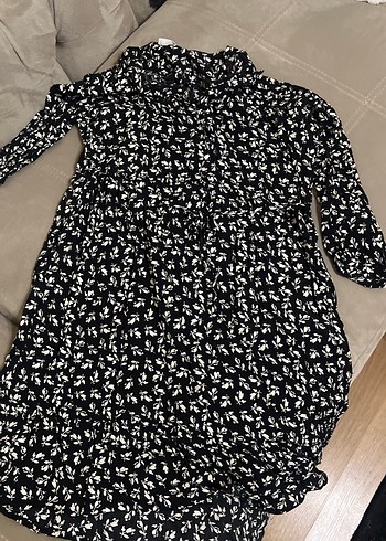 Düğmeli V Yaka Siyah Çiçekli Midi Elbise - Görsel 4