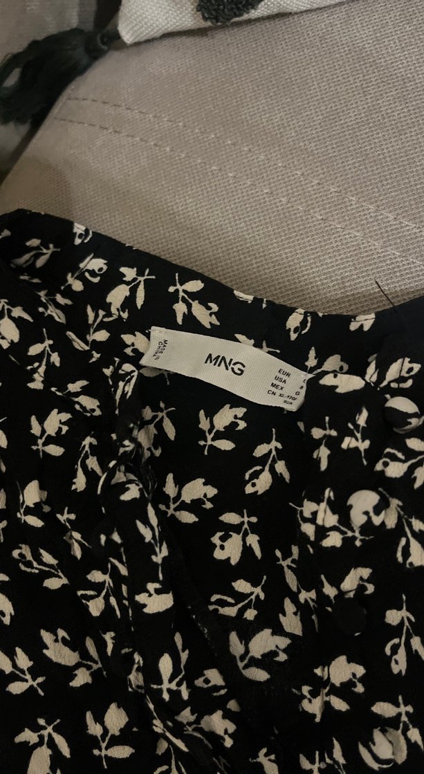 Düğmeli V Yaka Siyah Çiçekli Midi Elbise - Görsel 2