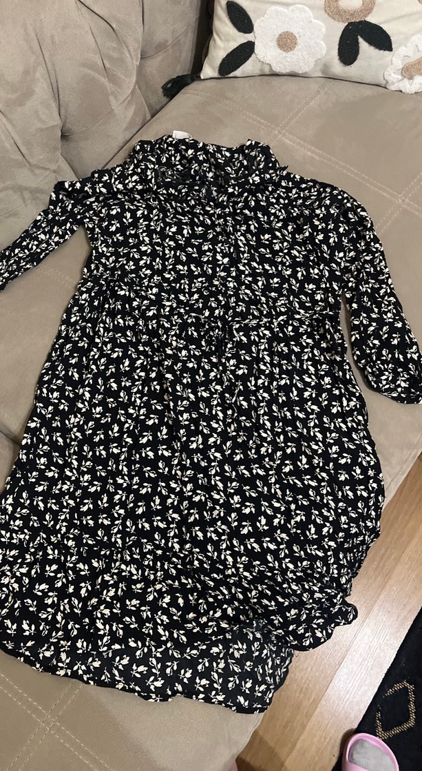 Düğmeli V Yaka Siyah Çiçekli Midi Elbise - Görsel 4