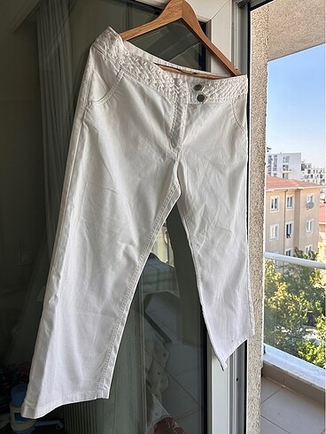 Beyaz kapri pantolon