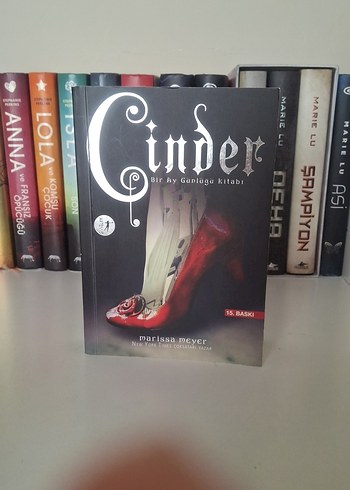 Cinder - Bir Ay Günlüğü Kitabı