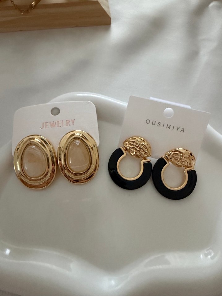 2 Adet Altın Renkli Modern Klasik Mini Küpeler - Görsel 2