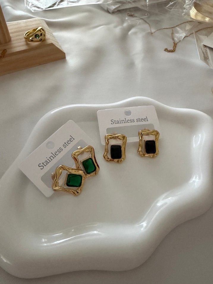 2 Adet Altın Renkli Mini Kare Çelik Tokalı Küpe - Görsel 2