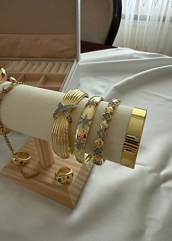 Altın renkli çelik bileklik kombini - Görsel 2