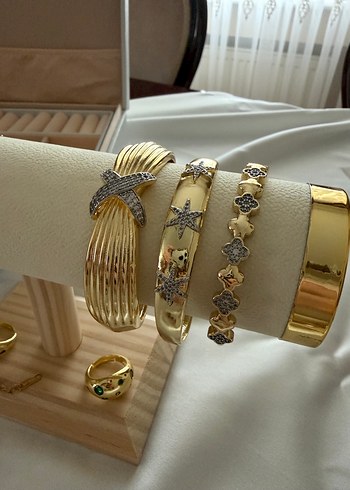 Altın renkli çelik bileklik kombini - Görsel 3