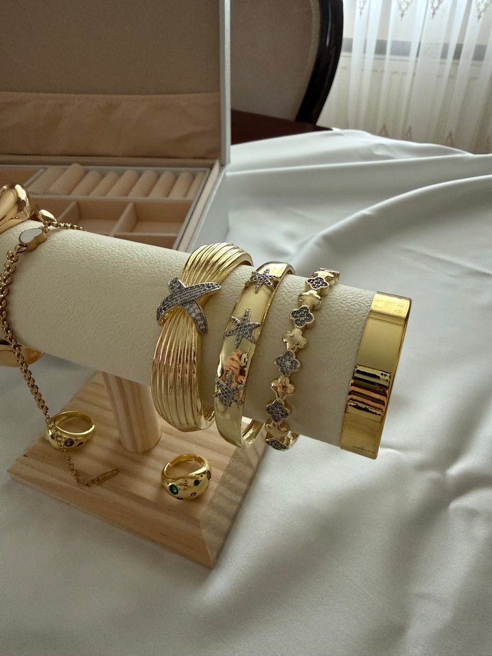 Altın renkli çelik bileklik kombini - Görsel 2