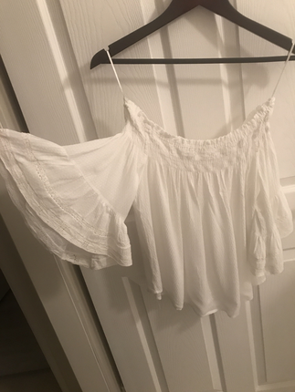 Bershka bluz omzu açık