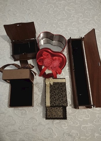 Kahverengi Ahşap, Kutu Hediye Seti ve Yaka Çiçeği