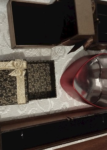 Beden Kahverengi Ahşap, Kutu Hediye Seti ve Yaka Çiçeği