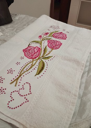 Nakışlı Beyaz Havlu