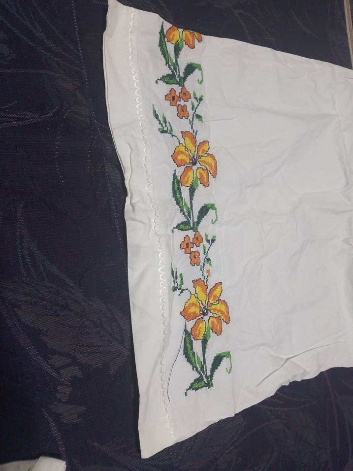 El İşi Nakışlı Çiçek Desenli Beyaz Kumaş - Görsel 2