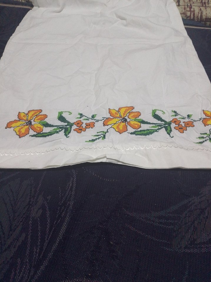 El İşi Nakışlı Çiçek Desenli Beyaz Kumaş - Görsel 3