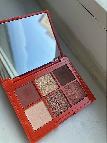 Essence bronzed this way far paleti