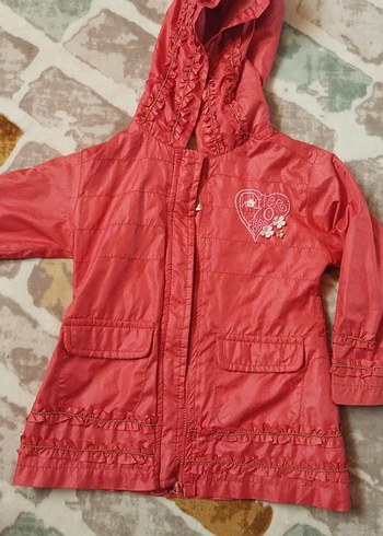 Kız Çocuk Kapüşonlu Kırmızı Nakışlı yagmurluk - Görsel 2