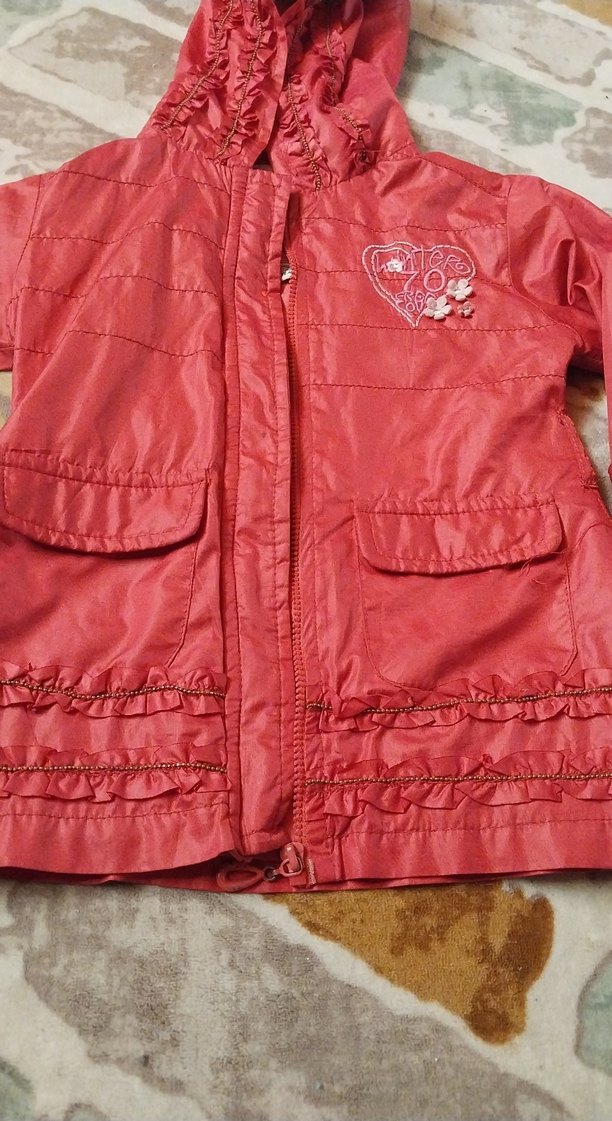 Kız Çocuk Kapüşonlu Kırmızı Nakışlı yagmurluk - Görsel 3