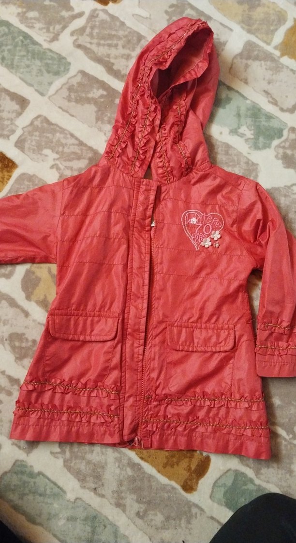 Kız Çocuk Kapüşonlu Kırmızı Nakışlı yagmurluk - Görsel 2