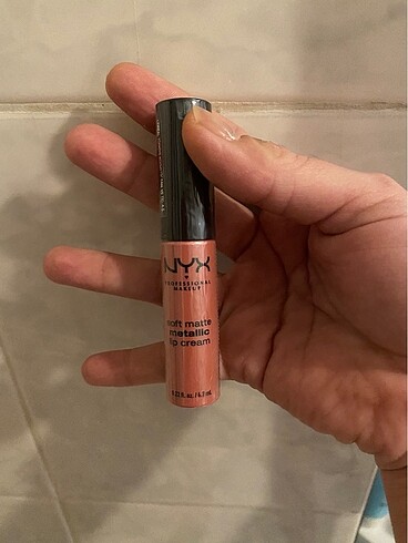 Nyx soft matte metallic lip cream