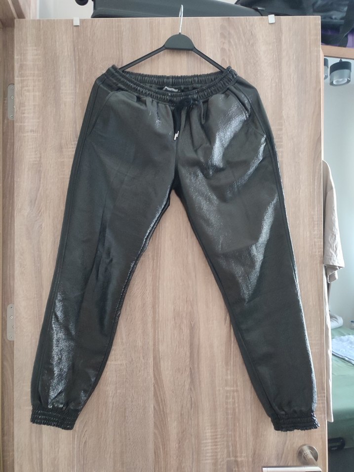 Siyah Parlak Deri Kadın Bol Kesim Pantolon - Görsel 2