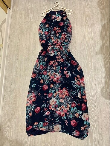mavi ve pembe çiçekli elbise