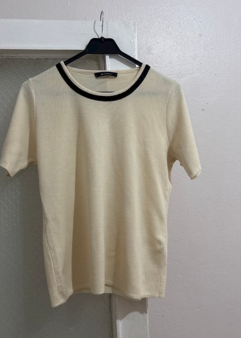 Beyaz Pamuklu Siyah Yaka Detaylı Tişört - Görsel 2