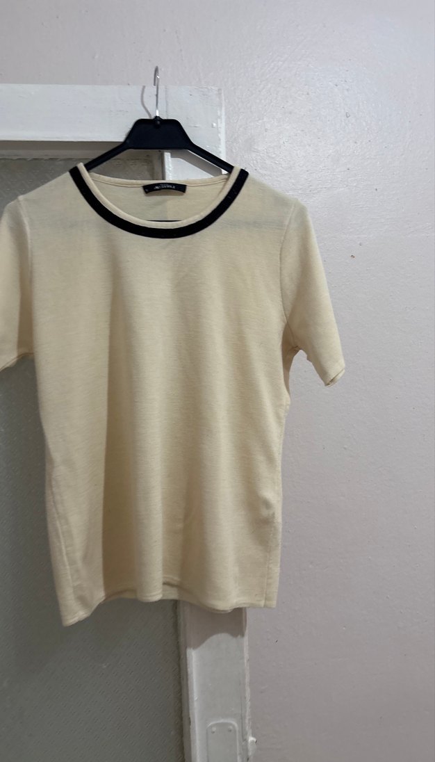 Beyaz Pamuklu Siyah Yaka Detaylı Tişört - Görsel 5