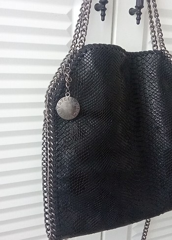 Beden Zincir Detaylı Siyah Yılan Desenli Kadın Çanta