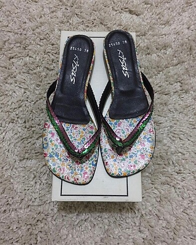Charles & Keith HAKİKİ DERİ ÇİÇEK DESENLİ TERLİK