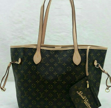 LV Neverfull model