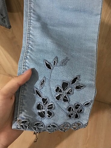 LC Waikiki paçası çiçek detaylı pantolon