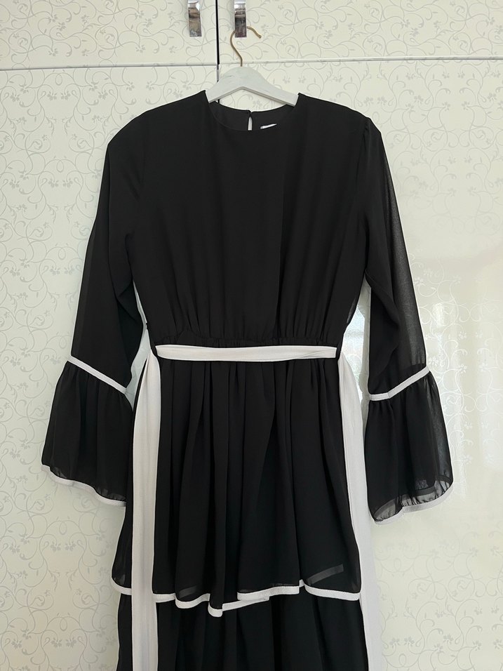 Uzun Siyah Fırfırlı Elbise - Görsel 2