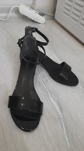 Flo Ayakkabı Siyah Rugan,topuklu,tek kemerli yazlık kadı sandalet