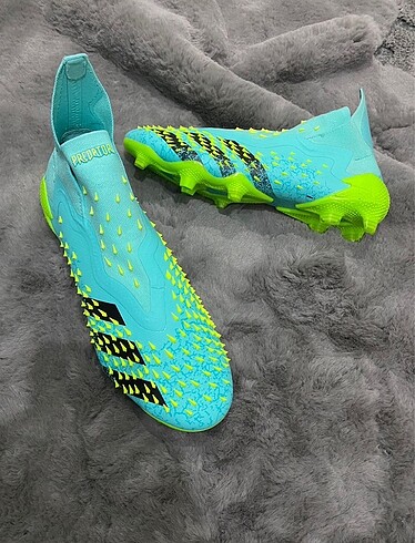 Adidas predator bağcıksız çoraplı krampon