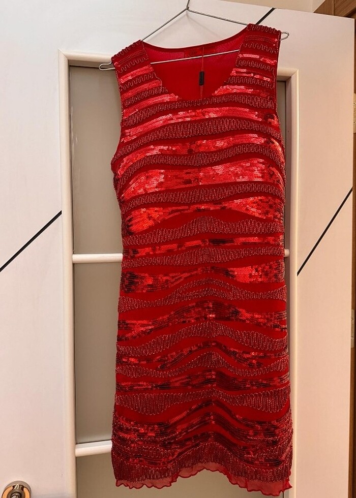 PULLU KIRMIZI ELBISE - Görsel 4