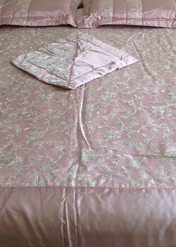 İşlemeli Pembe Yatak Örtüsü - Görsel 2