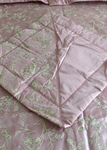İşlemeli Pembe Yatak Örtüsü - Görsel 3