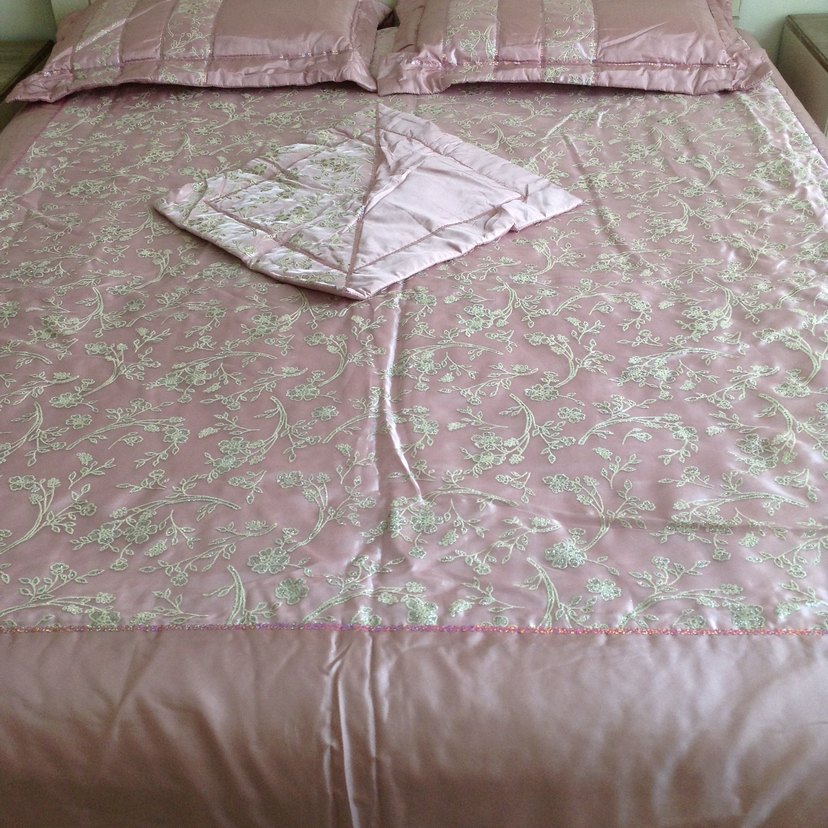 İşlemeli Pembe Yatak Örtüsü - Görsel 2