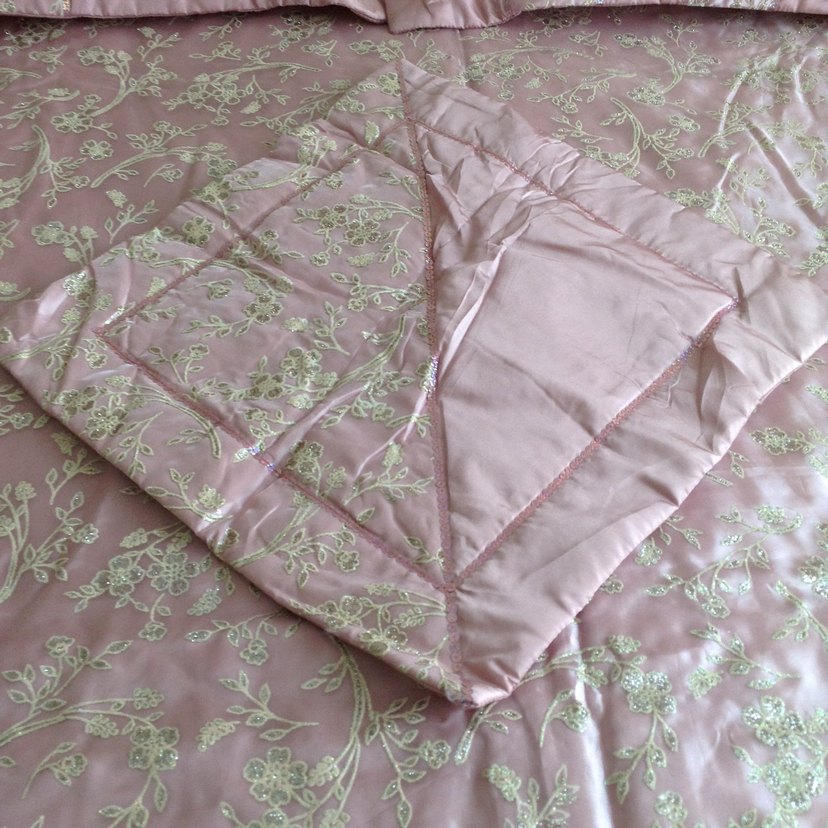 İşlemeli Pembe Yatak Örtüsü - Görsel 3
