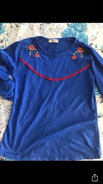 Saks mavisi nakışlı bluz