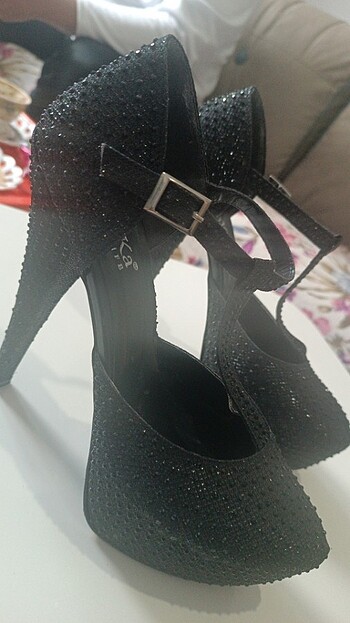 Siyah parlak ayakkabı 