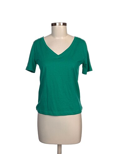 Mango T-shirt %70 İndirimli.