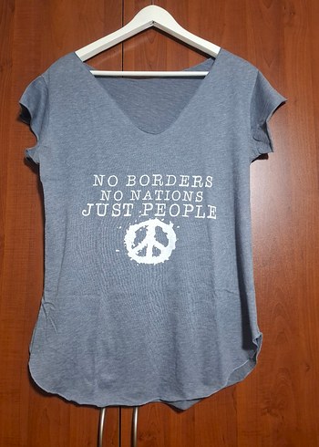 V Yaka Gri Yazı Baskılı Kadın Tişört - Görsel 5