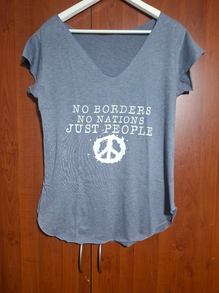 V Yaka Gri Yazı Baskılı Kadın Tişört - Görsel 2